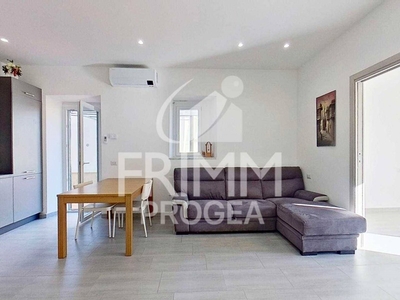 Trilocale in Vendita a Roma, zona Pisana, 260'000€, 75 m²