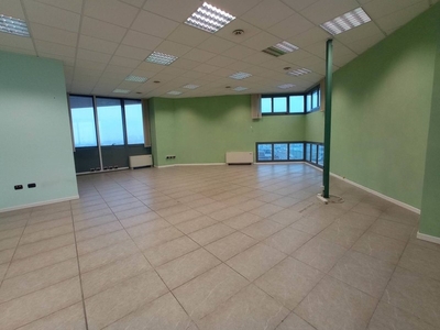 Ufficio in Affitto a Modena, zona Modena Est, 1'200€, 125 m²