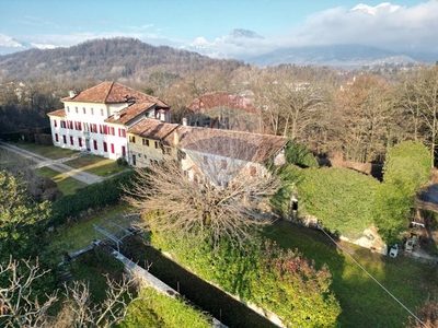 Villa bifamiliare in Vendita a Belluno, zona Mussoi, 270'000€, 300 m²