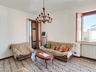 Villa bifamiliare in Vendita a Piacenza, 370'000€, 300 m²