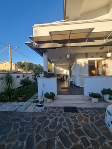 Villa con giardino in via tassoni 15, Anzio