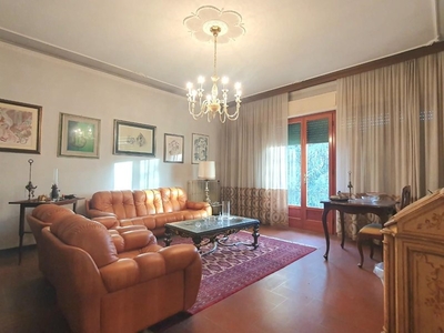Villa in Vendita a Lucca, zona San Concordio Contrada, 520'000€, 340 m², con Box
