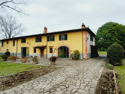 Villa in vendita a Prato Capezzana