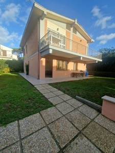 Villa in Viale Elisabetta, Anzio, 2 bagni, posto auto, 130 m²