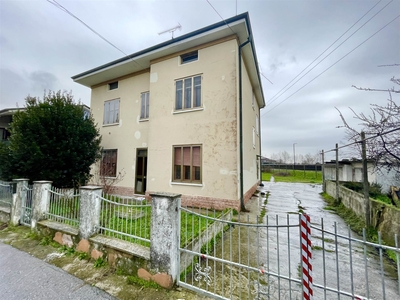 Casa singola in vendita a Bagnolo San Vito Mantova