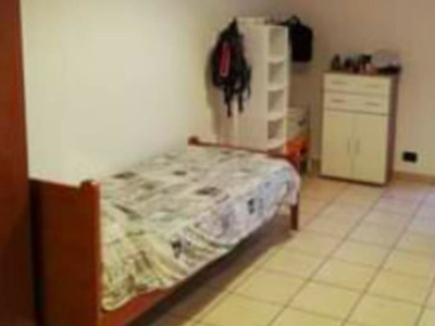 Posto letto in affitto in appartamento con 5 camere da letto a Torino