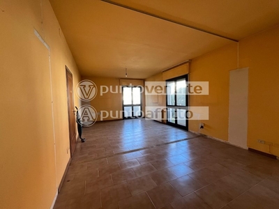 Appartamento in Vendita a Lucca, zona Arancio, 270'000€, 240 m²