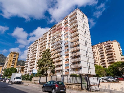 Appartamento in Vendita a Palermo, zona Fiera, 178'000€, 134 m²