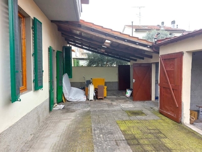 Appartamento in Vendita a Prato, zona Viaccia, 283'000€, 200 m²