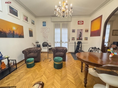 Appartamento in Vendita a Reggio Emilia, 220'000€, 148 m², arredato, con Box