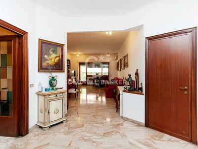 Appartamento in Vendita a Roma, zona Trastevere, 690'000€, 173 m²