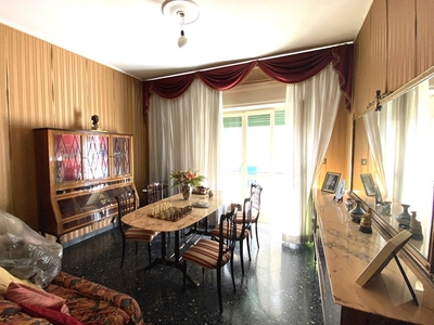 Appartamento in Vendita a Salerno, zona Via F. La Francesca 96, 350'000€, 130 m²