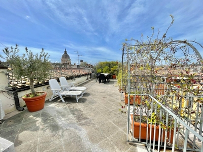 Attico arredato in affitto, Roma centro storico