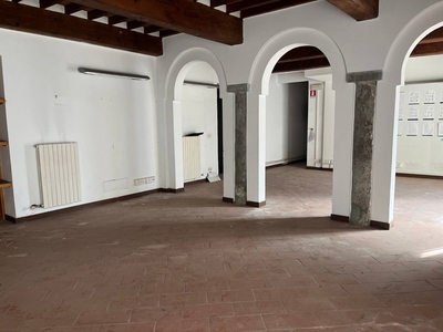 Attività commerciale in Affitto a Pisa, zona Sant'Antonio, 3'500€, 280 m²