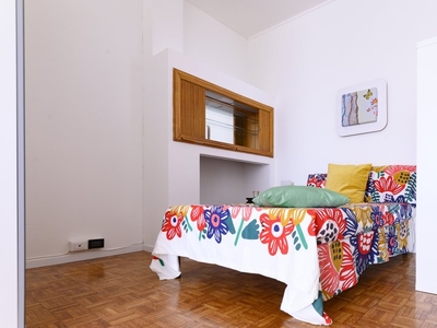 Camera in affitto in appartamento con 5 camere da letto a Milano