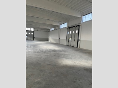 Capannone in Affitto a Parma, 8'000€, 1000 m²