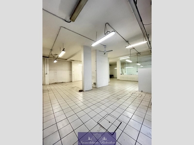 Capannone in Vendita a Firenze, zona Novoli, 350'000€, 310 m²