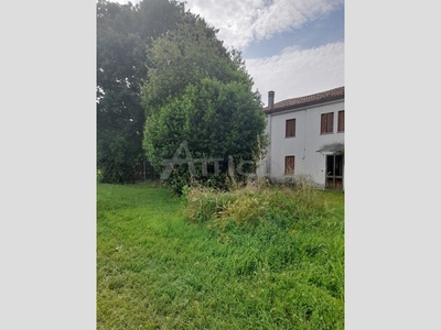 Casa Indipendente in Vendita a Rovigo, zona Boara Polesine, 65'000€, 280 m², con Box