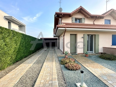 Casa Indipendente in Vendita a Rovigo, zona S. Bortolo, 305'000€, 130 m², arredato, con Box