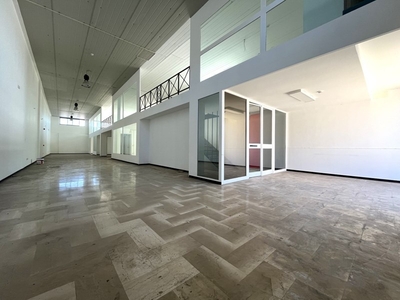 Immobile commerciale in Affitto a Catanzaro, zona Lucrezia della Valle, 2'600€, 315 m²