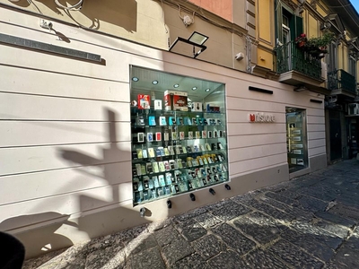Immobile commerciale in Vendita a Napoli, zona Chiaia, 100 m²