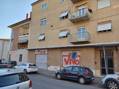 Magazzino in Affitto a Grosseto, 2'500€, 390 m²