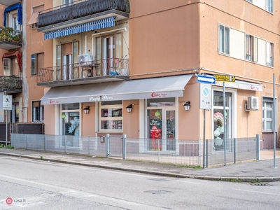 Negozio/Locale commerciale in Vendita in Via Albere a Verona