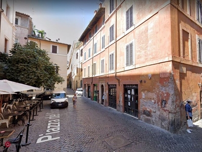 Negozio/Locale commerciale in Vendita in Via del Governo Vecchio a Roma