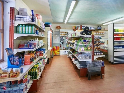 Negozio/Locale commerciale in Vendita in Via S. Maria la Stella 80 a Aci Sant'Antonio