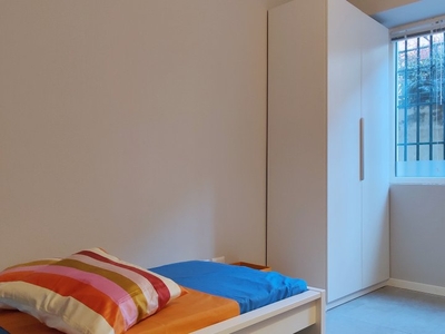 Stanza in affitto in appartamento con 2 camere da letto a Milano, Milano