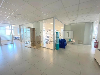 Ufficio in Affitto a Vicenza, 3'400€, 350 m², arredato