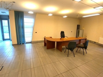 Ufficio in Vendita a Modena, zona San Faustino, 359'000€, 145 m²