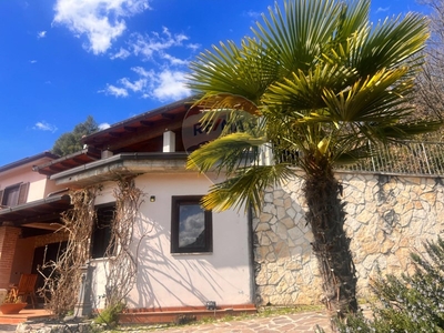 Villa bifamiliare in Vendita a Terni, zona Papigno, 365'000€, 300 m²