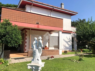Villa bifamiliare via Agrifoglio 21, Villaggio Giornalisti -