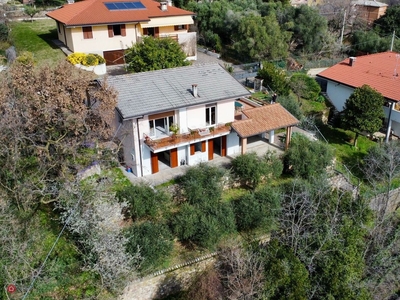 Villa in Vendita in Via del Partigiano a Cavaion Veronese