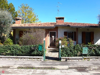 Villa in Vendita in Via Emilia 15 a Peschiera del Garda