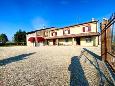 Villa in Vendita in Via Giuseppe Garibaldi 52 a Bovolone