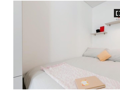 Stanza in appartamento con 4 stanze da letto a Torino
