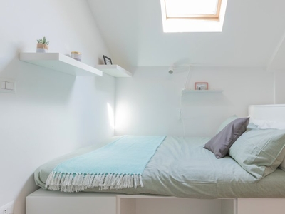 Camera in affitto in appartamento con 2 camere da letto a Roma
