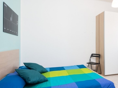 Camera in affitto in appartamento con 4 camere da letto a Roma