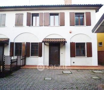 Casa Bi/Trifamiliare in Affitto in Via Modena a Ferrara