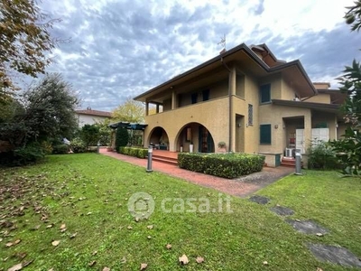 Casa Bi/Trifamiliare in Affitto in Via Salvador Allende a Forte dei Marmi