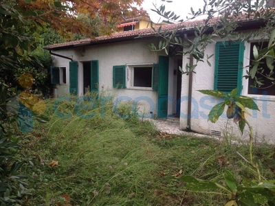 Casa singola da ristrutturare, in vendita in Via Duca Della Vittoria 105, Pietrasanta