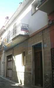 Casa singola da ristrutturare, in vendita in Via Rosmini 18, Canosa Di Puglia