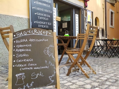 Negozio/Locale commerciale in Affitto in Piazza Bambocci a Frascati