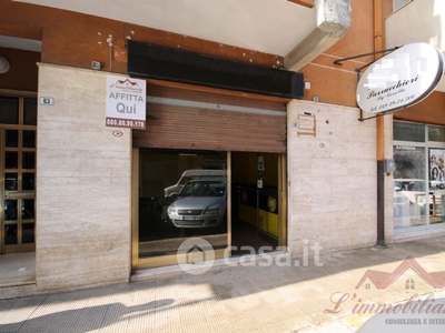 Negozio/Locale commerciale in Affitto in Via A.de Gasperi a Valenzano