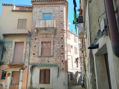 Palazzo a Catanzaro in Vico III Gradoni Porta Marina, Centro Storico