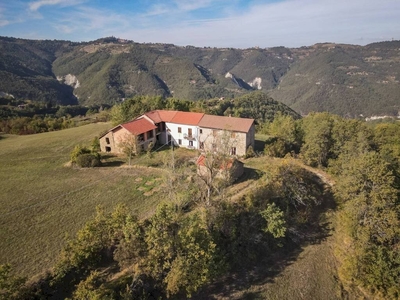 Roccaverano, compendio in pietra con 10 ettari di terreno