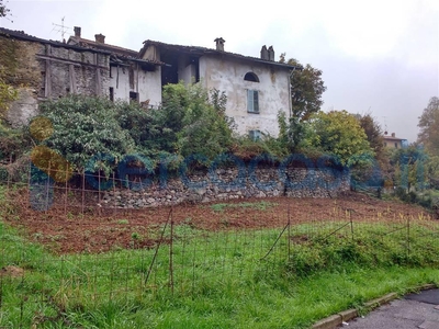 Rustico casale da ristrutturare, in vendita a Colle Brianza