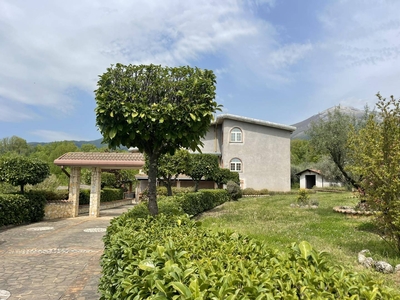 Villa con terrazzo a Vico nel Lazio